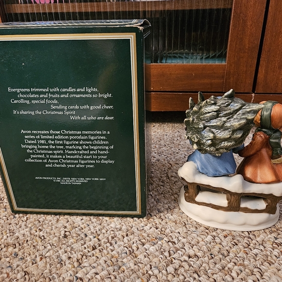 Avon Christmas Memories Series 1981 Porcelain Figurine - Picture 3 of 6